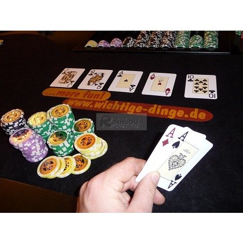 Pokertisch mit professionellem Kartengeber